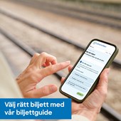 En person håller en smartphone framför ett järnvägsspår. På skärmen syns Länstrafikens biljettguide med frågan ”Hur ofta reser du?” och olika svarsalternativ. I nedre vänstra hörnet av bilden finns en blå ruta med texten ”Välj rätt biljett med vår biljettguide”.