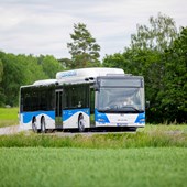 Regionbuss framifrån på en väg