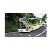 Citylinjenbuss i vitt och grönt som åker på en väg