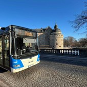 En bild på dragspelsbuss som kör linje 7 mot Mosås utanför slottet i Örebro.