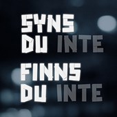 Vit text på svart bakgrund med några ljuskäglor. Texten "Syns du inte finns du inte" där texten Syns du och finns du är vita och syns bra medan inte är grå tonad.