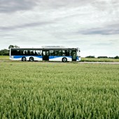 En ny regionbuss på ett fält