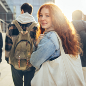 En grupp studentet med ryggsäckar