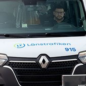 En färdtjänstbil på en vinterväg