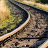 Räls en sommardag med grönska bredvid