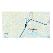 karta med en blå linje och en blå pil . Pilen visar bussens rikning och blå linjen hur busslinjen går